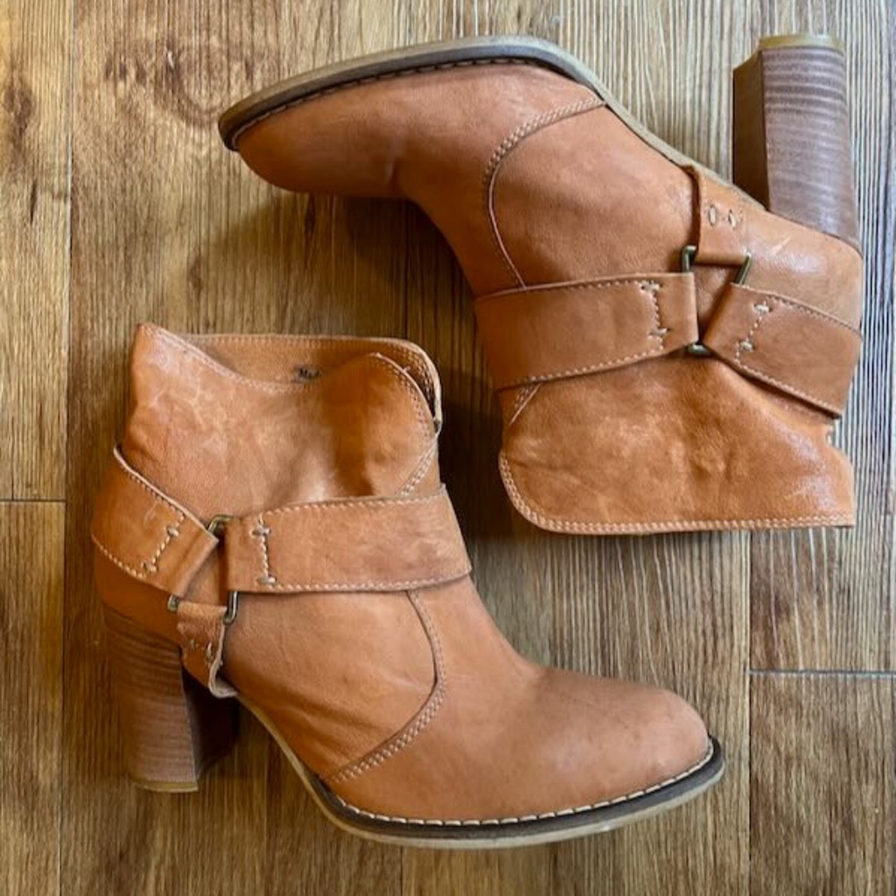 Sundance Boots Western Womens 8.5  39 EU Tan Harness Bootie Leather Stacked Heel